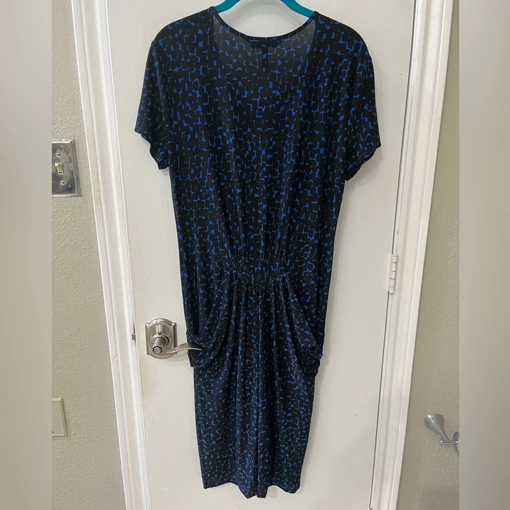 BCBG Abstract Print Fitted Dress with Accentuating Draping - size L - Picture 8 of 9